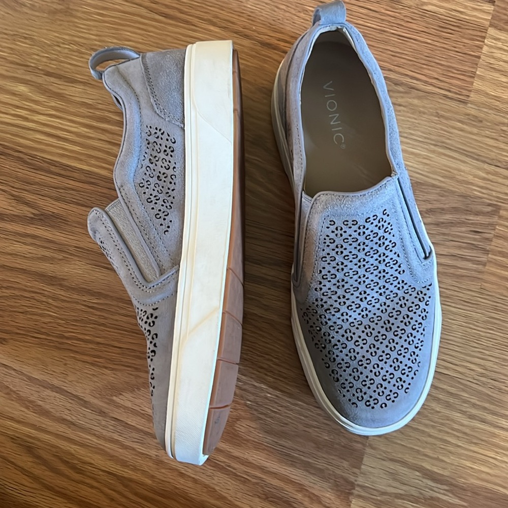 Vionic kimmie perf Women's Slip-On supportive Sneakers 
Round toe suede 9.5 - Picture 2 of 7